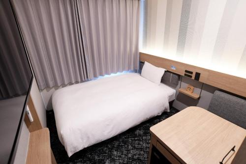 R&B Hotel Otsuka Eki Kitaguchi - Vacation STAY 40484v في طوكيو: فندق صغير غرفه بسرير ومكتب