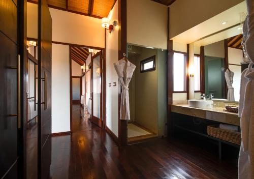 baño con lavabo y espejo grande en Lakowe Lakes Hotel, Golf and Country Estate by NEWMARK, en Lagos