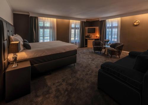 A bed or beds in a room at Square Boutique Hotel & Brasserie