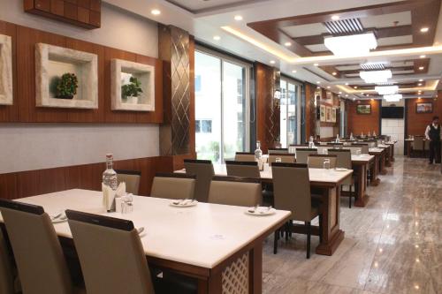 un comedor con mesas y sillas en un restaurante en Sea Resort !! New Digha, en Digha