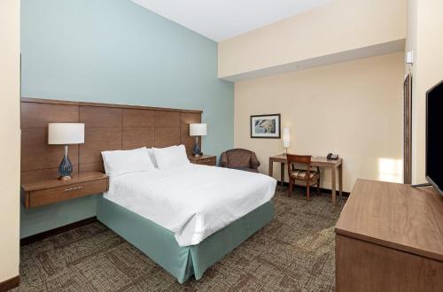 Postelja oz. postelje v sobi nastanitve Staybridge Suites-Knoxville Oak Ridge, an IHG Hotel