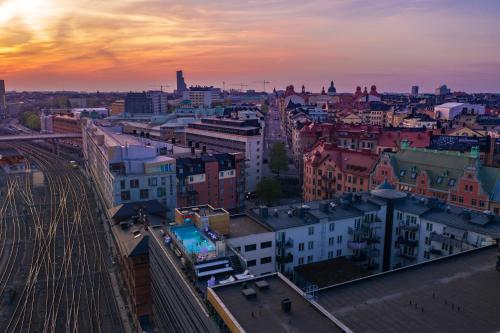 vista sulla città al tramonto di Clarion Hotel Sign a Stoccolma