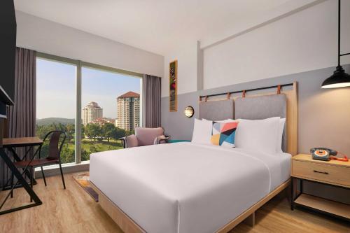 Giường trong phòng chung tại Moxy Putrajaya