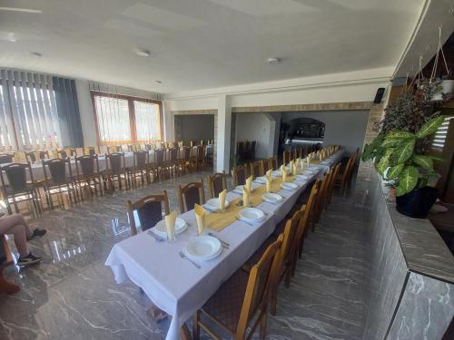 une salle à manger avec une grande table et des chaises dans l'établissement SOBE CICKO, à Bosansko Petrovo Selo