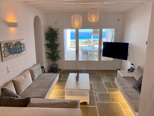 TV at/o entertainment center sa Sensus Mykonos