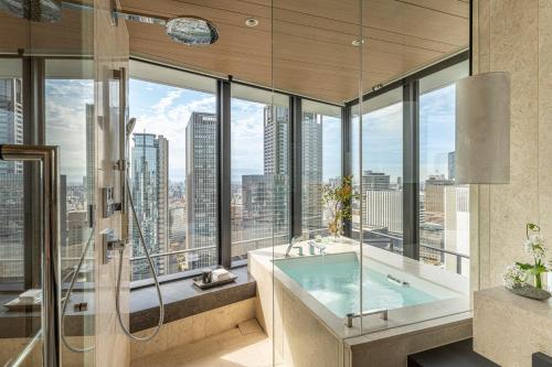 Four Seasons Hotel Osaka tesisinde bir banyo