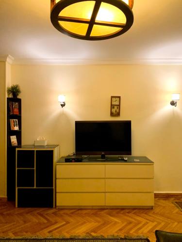 TV at/o entertainment center sa Heliopolis Rock Residence