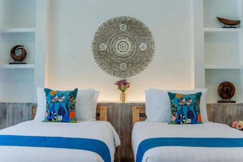 Tempat tidur dalam kamar di LOVE beach club Koh Samui