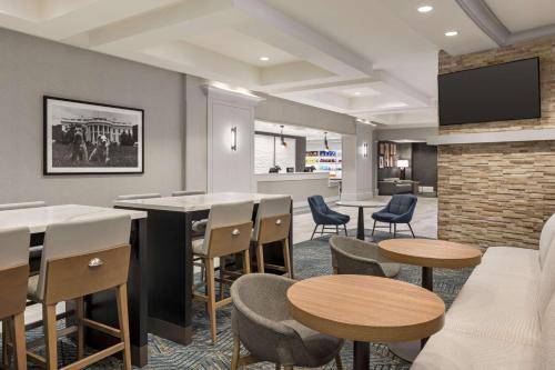 una hall con bar, tavoli e sedie di Homewood Suites by Hilton Washington, D.C. Downtown a Washington