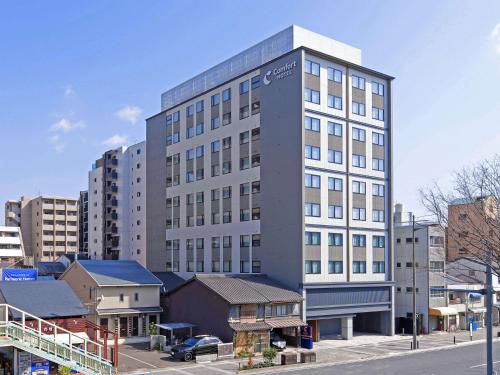 un edificio alto en una ciudad con edificios en Comfort Hotel Kyoto Horikawagojo, en Kioto