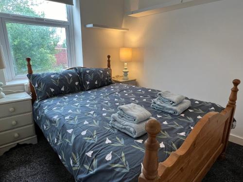 Tempat tidur dalam kamar di Stunning 2 bed flat in central Canton, Cardiff