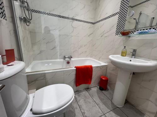 Kamar mandi di Stunning 2 bed flat in central Canton, Cardiff