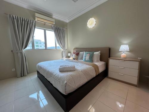 een slaapkamer met een bed en een raam bij Kinrara Puchong Bukit Jalil Sunway 3 bedroom condo comes with 2 parking in Puchong