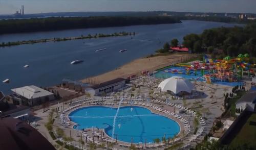 una vista aérea de un parque acuático con una gran piscina en Apartments in a developed area en Dnipró