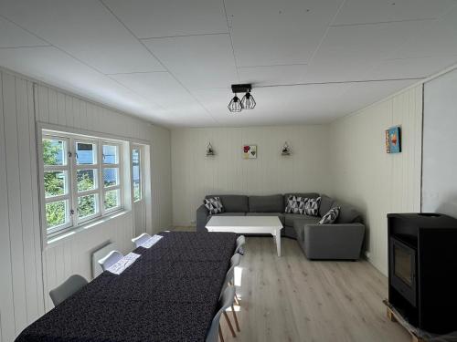 sala de estar con sofá y TV en FERRYtale, cozy, spacious house on Senja en Gryllefjord