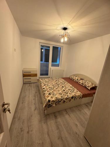 a bedroom with a bed and a window at Apartament modern, totul nou, in centrul orasului in Giurgiu