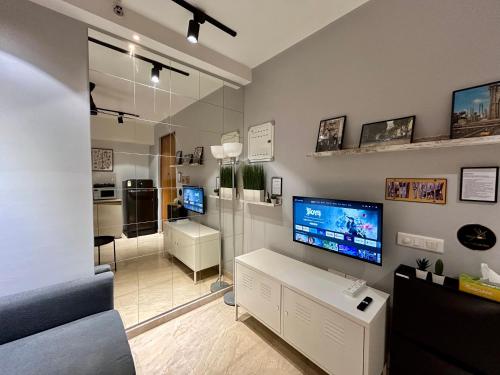 TV/trung tâm giải trí tại American studio apartment in Hiranandani thane