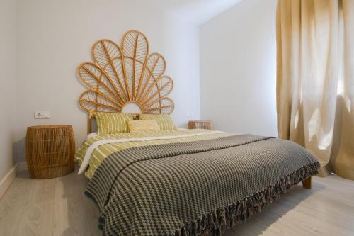 um quarto com uma cama com uma grande cabeceira de cama em Bodrum Turkbuku Luxury Seaview Dublex wPool & Terrace Villa em Bodrum City