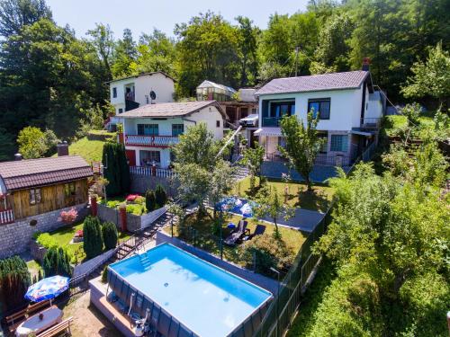 una vista aérea de una casa con piscina en Holiday Home Miris Ljeta, en Jablanica