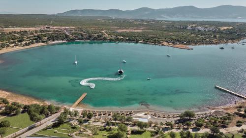 una vista aerea di un lago con barche di Anda Barut Collection - Ultra All Inclusive a Didim