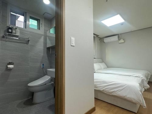 - une petite salle de bains avec un lit et des toilettes dans l'établissement Muadejavu Dongdaemun, à Séoul