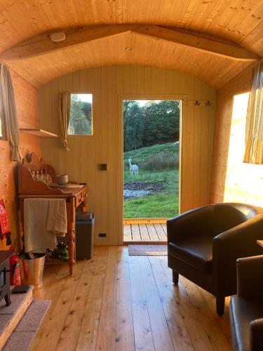 O zonă de relaxare la Shepherds Hut on Alpaca and working farm