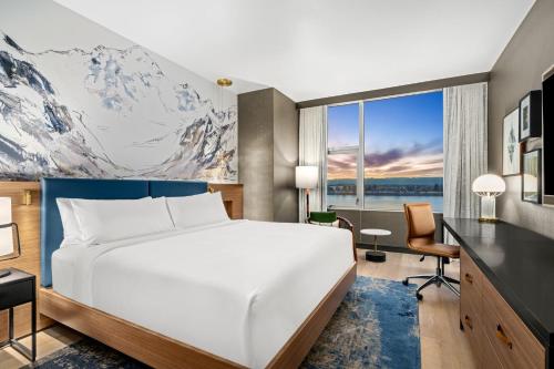 um quarto com uma cama, uma secretária e um mural de montanha em Hotel Indigo - Vancouver Dwtn - Portland Area, an IHG Hotel em Vancouver