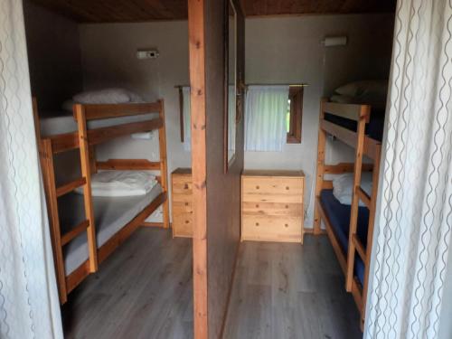 Habitación con 3 literas y escritorio. en Torne Camping - Kano & Fiskecamp, en Grimslöv