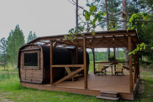 une cabine avec terrasse en gazon dans l'établissement Lubānas Mototrase, à Lubāna