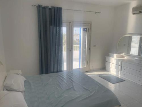 A bed or beds in a room at 4-Bedroom Ghazalla Bay Villa