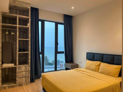 Ліжко або ліжка в номері Tanjung Tokong Luxury SEAVIEW bathtub condo 2 rooms 6 pax near Straits Quay Marina Mall 丹绒道光 豪华海景 双房浴缸 高级公寓