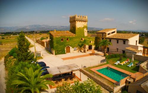 eine Luftansicht eines Hauses mit Pool in der Unterkunft Torre del Prior in Tortosa