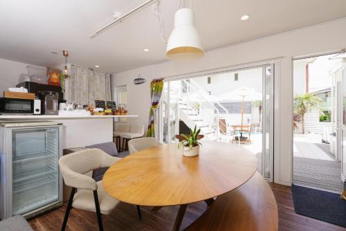 een keuken en eetkamer met een houten tafel en stoelen bij Kiyaza Kamakura Resort in Kamakura