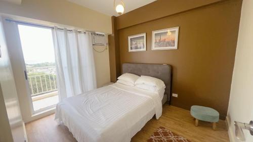 Rúm í herbergi á Verdon Parc 2BR Condotel Trevans