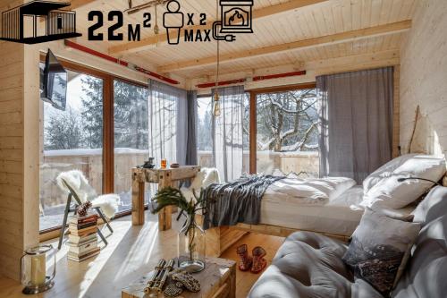 ein Wohnzimmer mit einem Bett und einem Sofa in der Unterkunft Domki pod Gubałówką in Zakopane