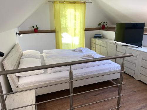 um quarto com uma cama e uma televisão em M3-Apartmány em Martin