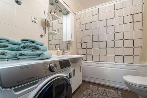 A bathroom at Seaview Elegance Apartment