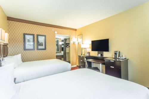 A bed or beds in a room at Inn at the Peachtrees, Ascend Hotel Collection