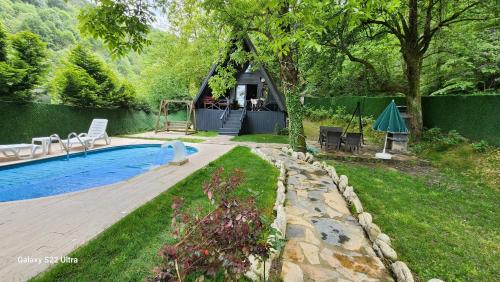 a backyard with a swimming pool and a house at Sapanca Çağlayan Bungalow in Sapanca