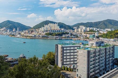 uitzicht op een stad en een waterlichaam bij The Hotel Soo in Yeosu