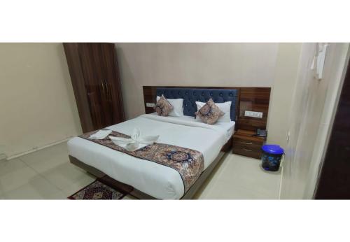 Tempat tidur dalam kamar di GK Hotel and Restaurant