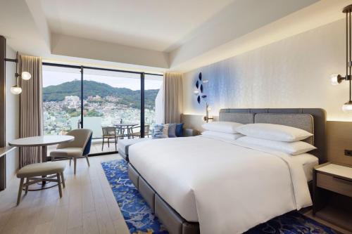 Rúm í herbergi á Nagasaki Marriott Hotel