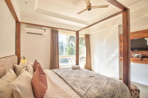 1 dormitorio con cama y ventana grande en Sea Sapphire en Calangute