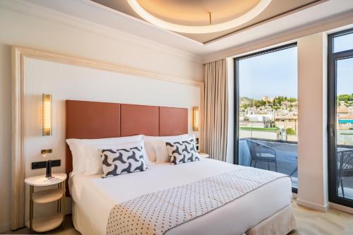 - une chambre avec un lit et une grande fenêtre dans l'établissement Barceló Carmen Granada, à Grenade