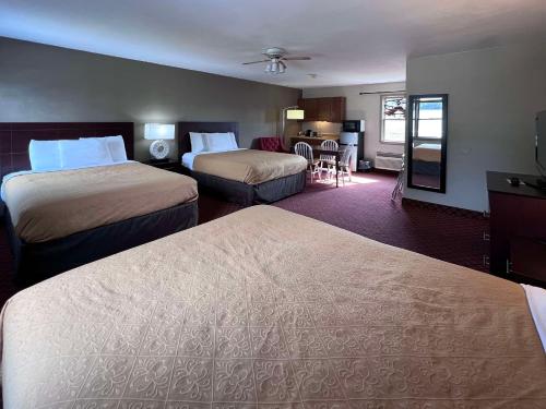 Tempat tidur dalam kamar di Rodeway Inn & Suites Hershey