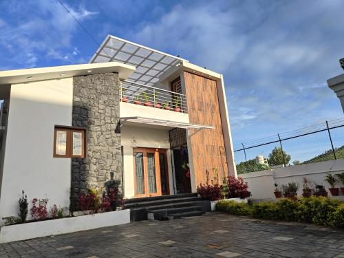 una casa con un panel solar encima en Kodai Diva Inn - Home Stay en Kodaikānāl