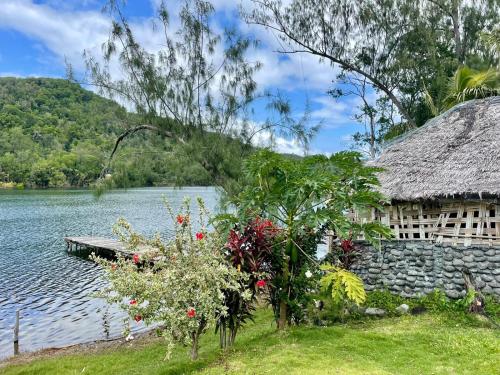 Lonwolwol Peaceful Lakeside Bungalow