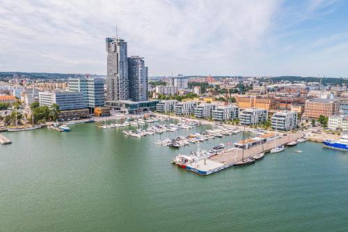 eine Luftansicht eines Hafens mit Booten im Wasser in der Unterkunft Apartament Faltom 26 Yacht Park z tarasem in Gdynia