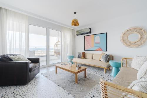 Χώρος καθιστικού στο Nabeel Homes - Designer Seaview Condo - 205