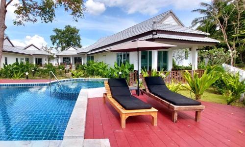 Басейн в Horizon Beach Resort Koh Jum або поблизу